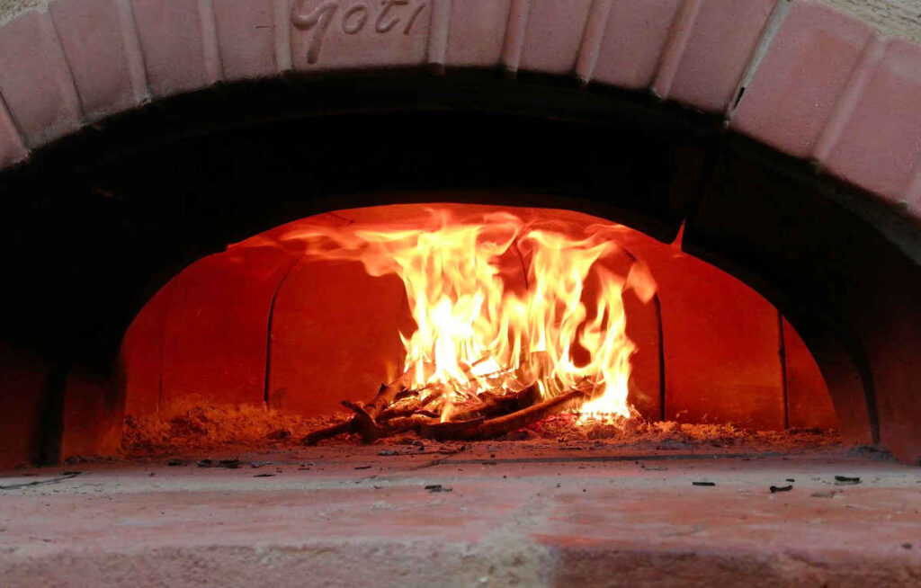 Goti terrecotte di Impruneta vista forno con fuoco