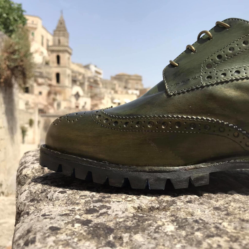 Bespoke fatte su misura di Gianfranco Montano Scarpa con sfondo di Matera