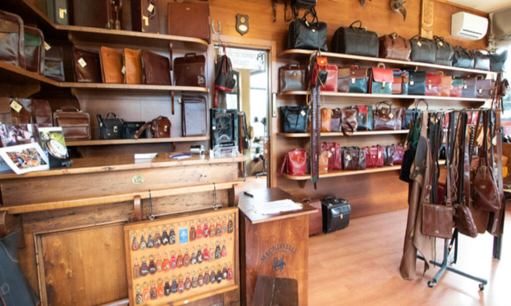 Machiavelli mastere leather craftsmen Tuscan handicraft shop in Via Carmignanese 130 beside laboratories production