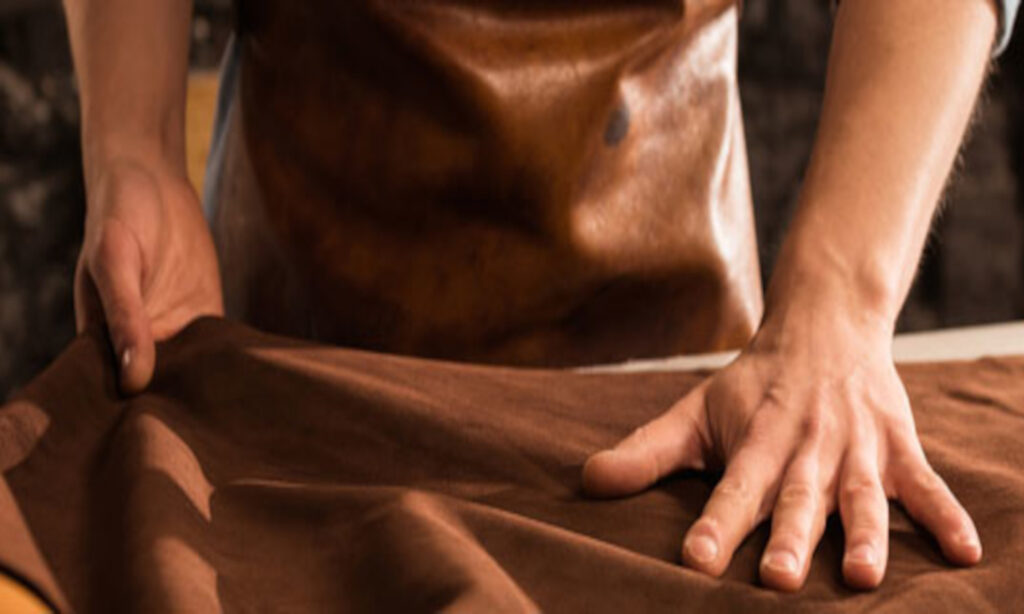 Machiavelli maestri pellettieri artigianato toscano lavorazione della pelle fase di conciatura