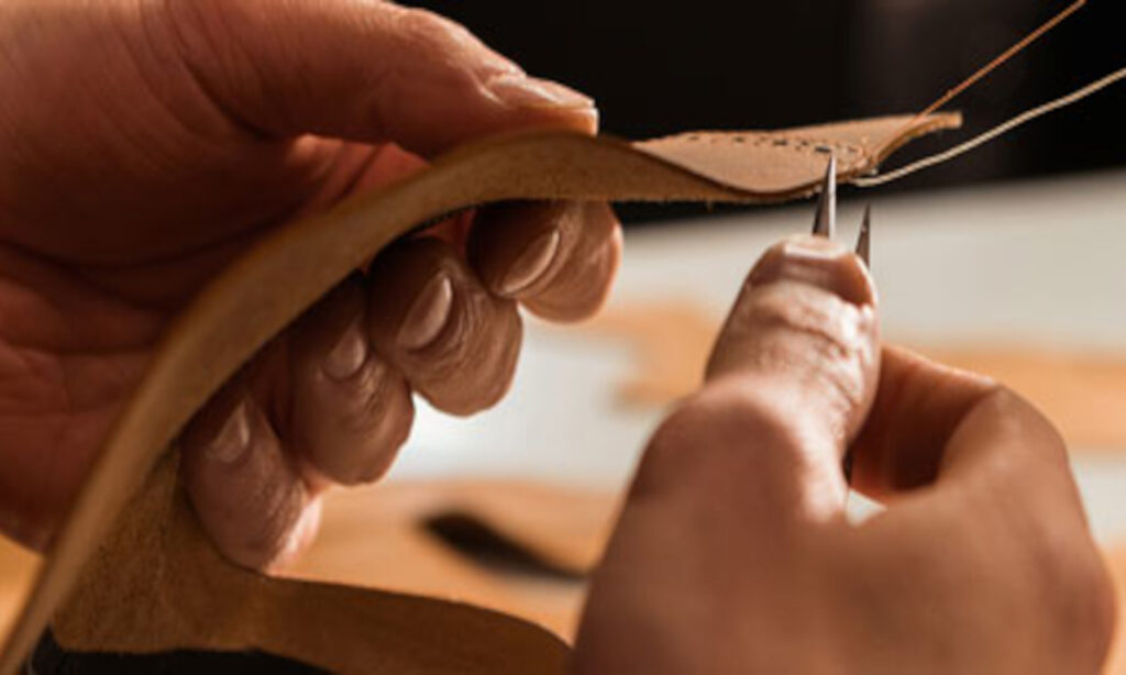 Machiavelli maestri pellettieri artigianato toscano lavorazione della pelle fase di cucitura